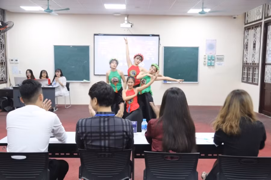 Một số tiết mục thi múa, hát của SV trong vòng "Hội ngộ".