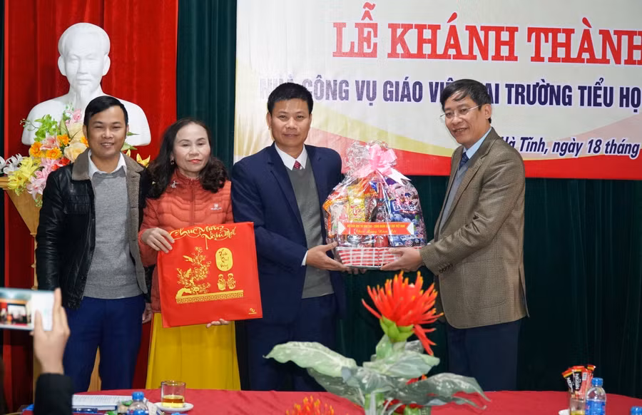 Công đoàn GDVN tặng quà tết cho Trường Tiểu học Kỳ Sơn.