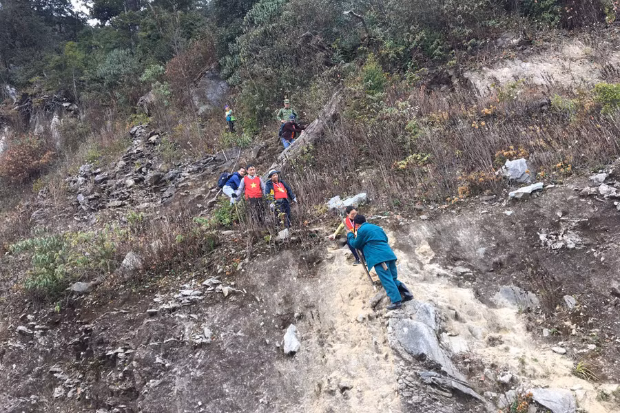 Để lên được đỉnh núi, du khách phải vượt qua sô số thử thách mạo hiểm.