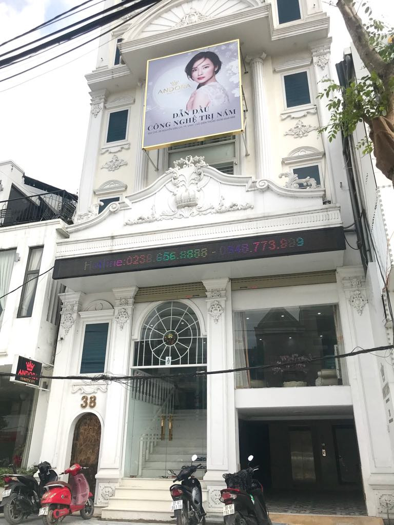 Nhiều cơ sở thẩm mỹ thực hiện những kỹ thuật xâm lấn mà chỉ các bệnh viện, phòng khám có chuyên khoa thẩm mỹ mới được phép Nhiều cơ sở thẩm mỹ thực hiện những kỹ thuật xâm lấn mà chỉ các bệnh viện, phòng khám có chuyên khoa thẩm mỹ mới được phép