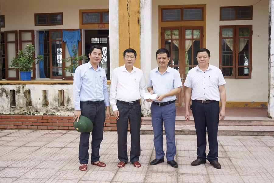 Lãnh đạo Sở GD&amp;ĐT trao quà cho Trường Tiểu học Minh Sơn (huyện Đô Lương, Nghệ An)