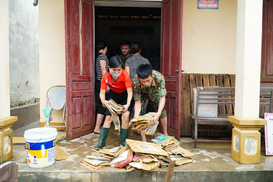 Trường Tiểu học Thanh Hà, huyện Thanh Chương, Nghệ An khẩn trương dọn dẹp sau khi nước lũ rút.