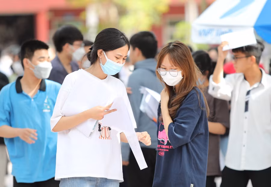 Thí sinh dự thi tuyển sinh vào lớp 10 THPT tại Nghệ An năm 2022. Ảnh: Hồ Lài.