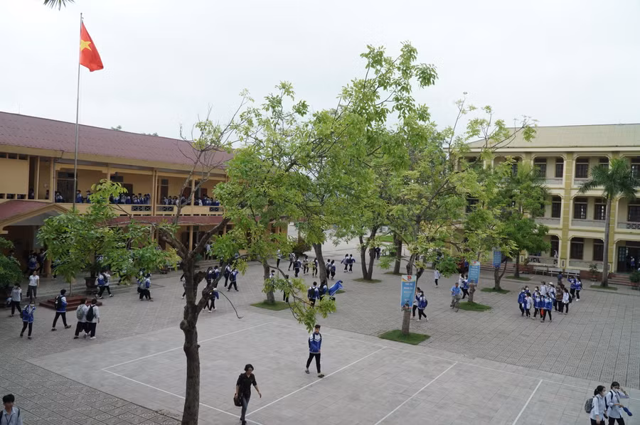 Nhiều trường THPT của Nghệ An được giao tăng chỉ tiêu tuyển sinh lớp 10 năm 2023, trong đó Trường THPT Hoàng Mai. Ảnh: Hồ Lài.