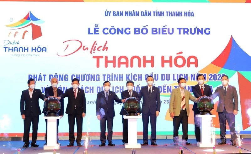 Lãnh đạo Bộ VH, TT&DL, Tổng cục Du lịch Việt Nam, Hiệp hội Du lịch Việt Nam và tỉnh Thanh Hóa thực hiện nghi thức nhấn nút phát động chương trình kích cầu, mở cửa đón khách du lịch quốc tế đến Thanh Hóa.