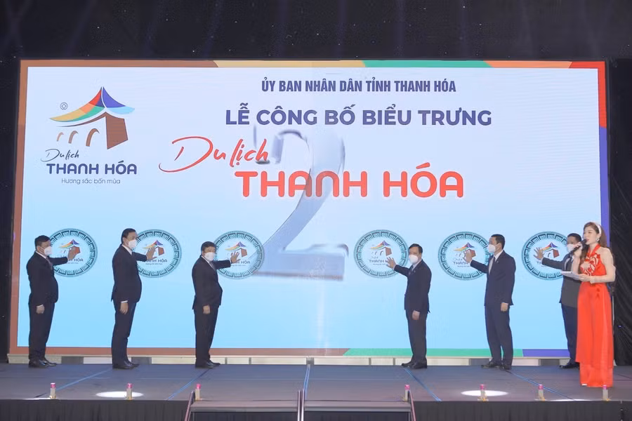 Thực hiện nghi thức công bố biểu trưng du lịch Thanh Hóa với khẩu hiệu Du lịch Thanh Hóa - hương sắc bốn mùa.