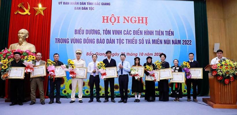 Chủ tịch UBND tỉnh Bắc Giang trao khen thưởng cho cô Đoàn Thị Hải Yến (thứ 3 từ phải sang) và các cá nhân tiên tiến. Chủ tịch UBND tỉnh Bắc Giang trao khen thưởng cho cô Đoàn Thị Hải Yến (thứ 3 từ phải sang) và các cá nhân tiên tiến.