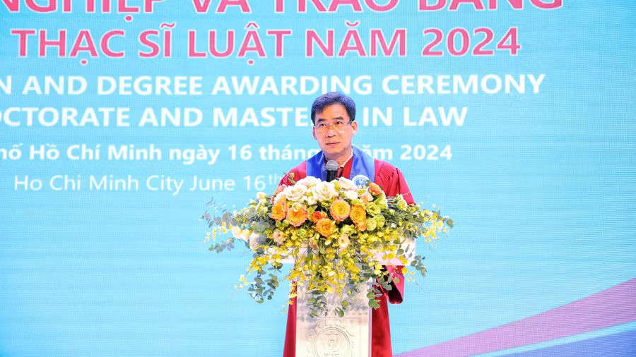 TS Lê Trường Sơn phát biểu tại lễ tốt nghiệp. (Ảnh: HCMULAW)