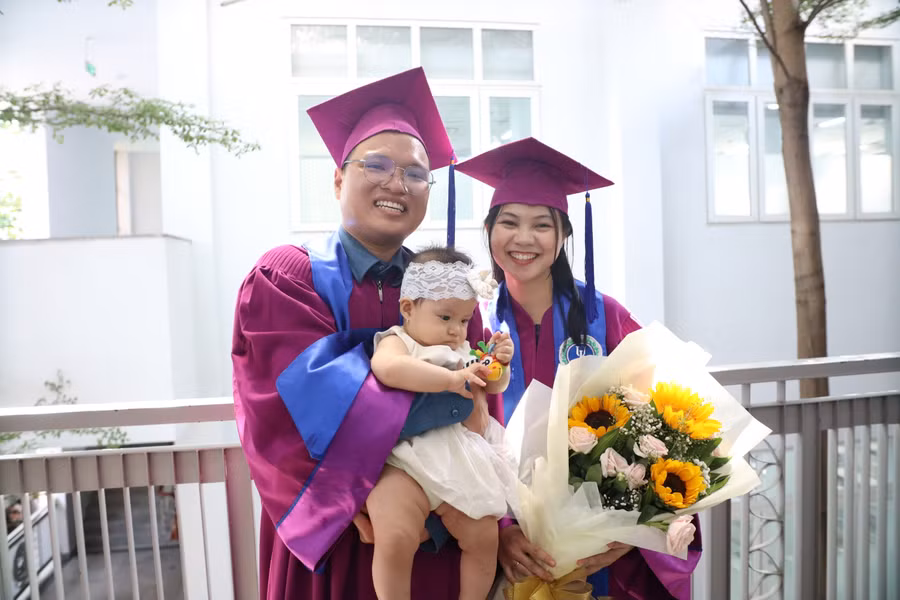 Hai vợ chồng cùng là tân thạc sĩ Trường Đại học Luật TPHCM. (Ảnh: HCMULAW)