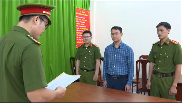 Cơ quan điều tra tống đạt các quyết định tố tụng đối với các bị can. (Ảnh: Công an TPHCM)