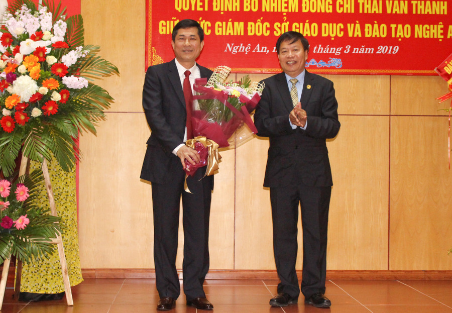 GS.Đinh Xuân Khoa - Hiệu trưởng Trường ĐH Vinh chúc mừng tân GĐ Sở GD&ĐT Nghệ An GS.Đinh Xuân Khoa - Hiệu trưởng Trường ĐH Vinh chúc mừng tân GĐ Sở GD&ĐT Nghệ An