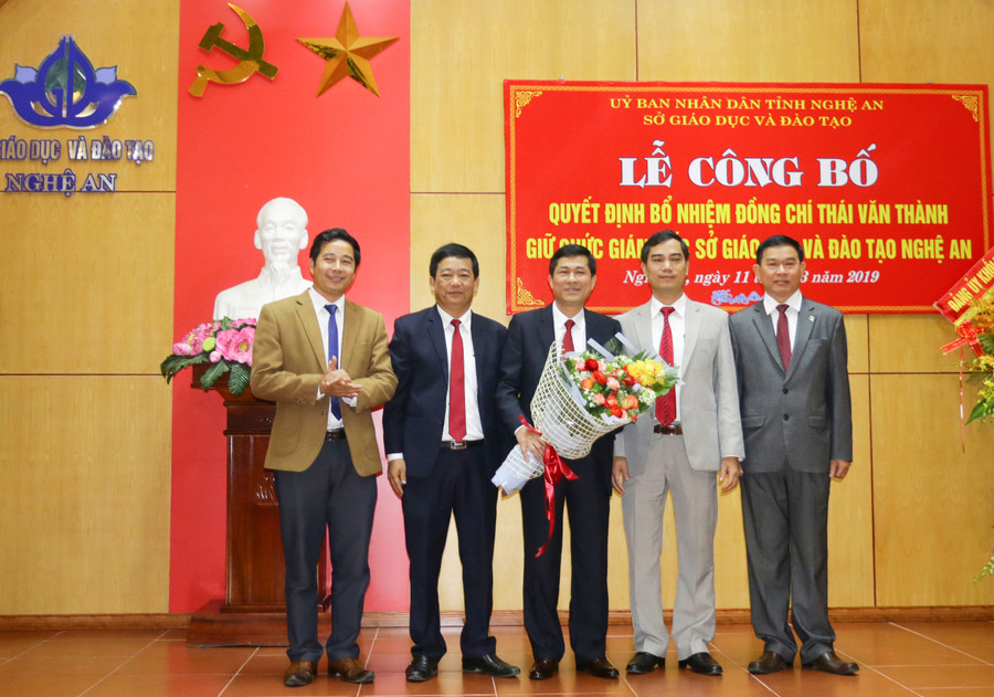 Ban Giám đốc và Công đoàn GD Nghệ An chúc mừng GS.TS.NGƯT nhận cương vị mới Ban Giám đốc và Công đoàn GD Nghệ An chúc mừng GS.TS.NGƯT nhận cương vị mới