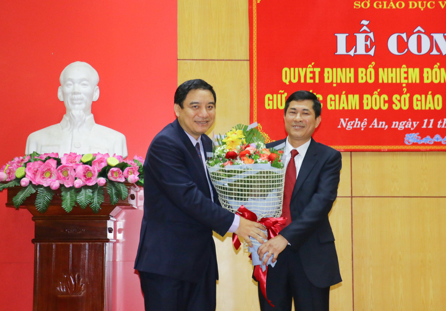 Bí thư tỉnh ủy Nghệ An Nguyễn Đắc Vinh tặng hoa chúc mừng tân Giám đốc Sở GD&ĐT Nghệ An Bí thư tỉnh ủy Nghệ An Nguyễn Đắc Vinh tặng hoa chúc mừng tân Giám đốc Sở GD&ĐT Nghệ An
