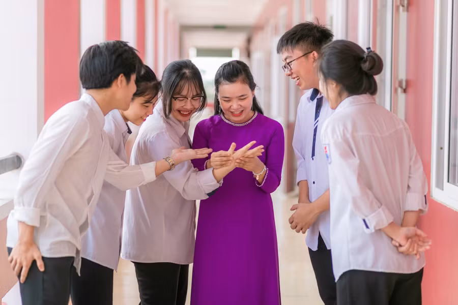 Cô Thái Thị Vũ Anh (GV Trường THPT Huỳnh Thúc Kháng, TP Vinh) trò chuyện cùng học sinh.