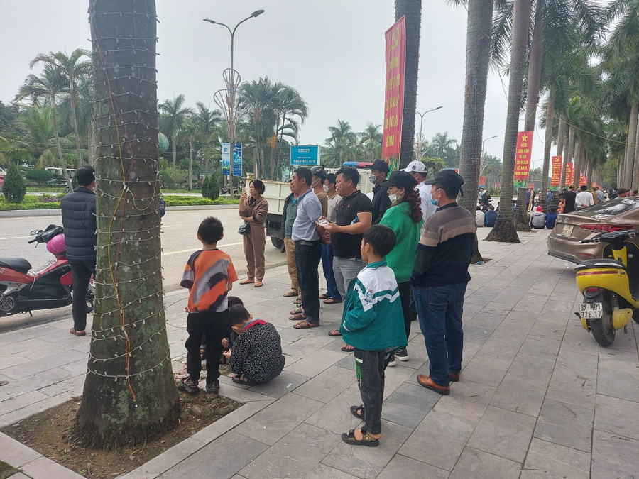 Theo lãnh đạo Phòng GD&amp;ĐT thị xã Cửa Lò, việc phụ huynh bắt con em nghỉ học để gây sức ép phản đối quyết định siết chặt quản lý xe điện là vi phạm quyền đến trường của trẻ em. Ảnh: NDCC.