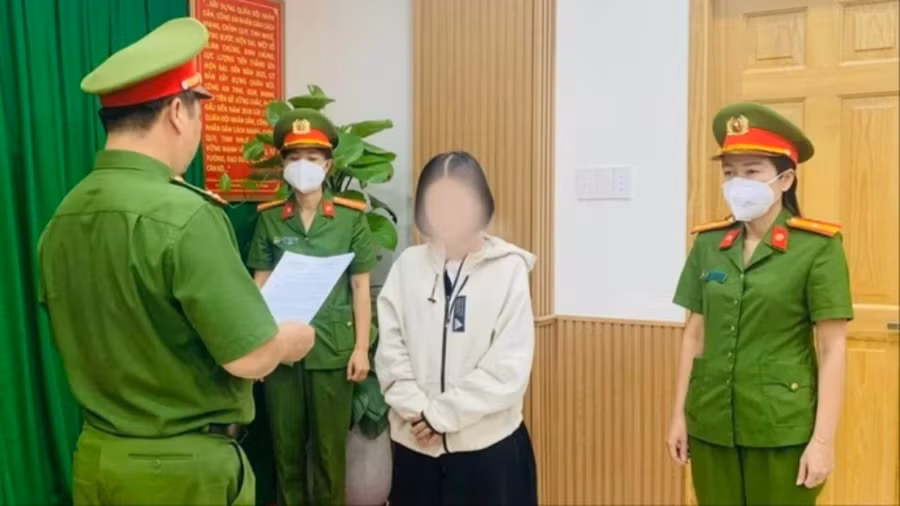 Công an thi hành quyết định với bị can Nguyễn Hoàng Kim Vy. (Ảnh: Công an TPHCM)