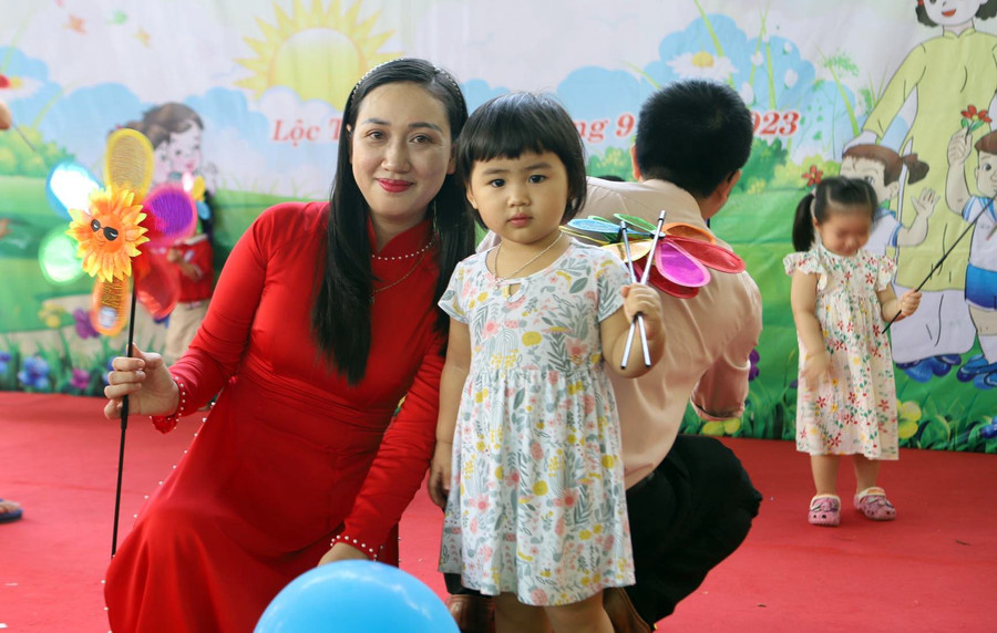 Cô và trò Trường Mầm non Hương Sen, TP Nha Trang chụp hình lưu niệm ngày khai giảng. Ảnh: X. Ngọc. Cô và trò Trường Mầm non Hương Sen, TP Nha Trang chụp hình lưu niệm ngày khai giảng. Ảnh: X. Ngọc.