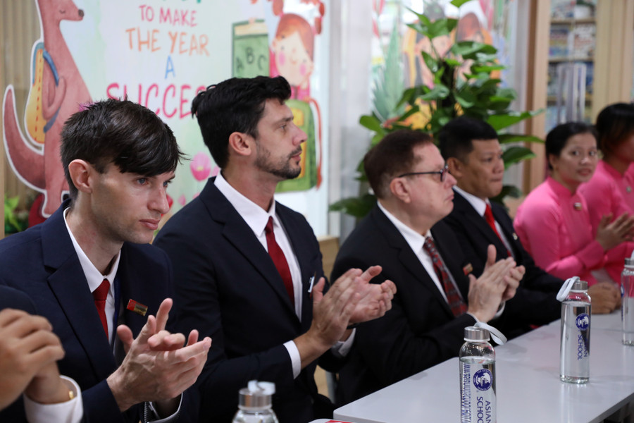 Giáo viên Trường Quốc tế Á Châu tại lễ khai giảng tại sáng 5/9. Ảnh: Asian School Giáo viên Trường Quốc tế Á Châu tại lễ khai giảng tại sáng 5/9. Ảnh: Asian School