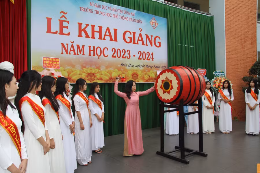 Nghi thức đánh trống khai giảng của Trường THPT Trấn Biên. Ảnh: Hoàng Phúc