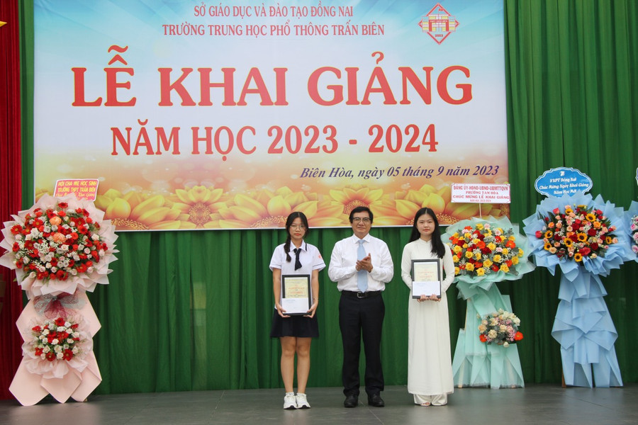 Ông Nguyễn Sơn Hùng, Phó Chủ tịch UBND tỉnh Đồng Nai (giữa) tham dự lễ khai giảng của Trường THPT Trấn Biên. Ảnh: Hoàng Phúc Ông Nguyễn Sơn Hùng, Phó Chủ tịch UBND tỉnh Đồng Nai (giữa) tham dự lễ khai giảng của Trường THPT Trấn Biên. Ảnh: Hoàng Phúc