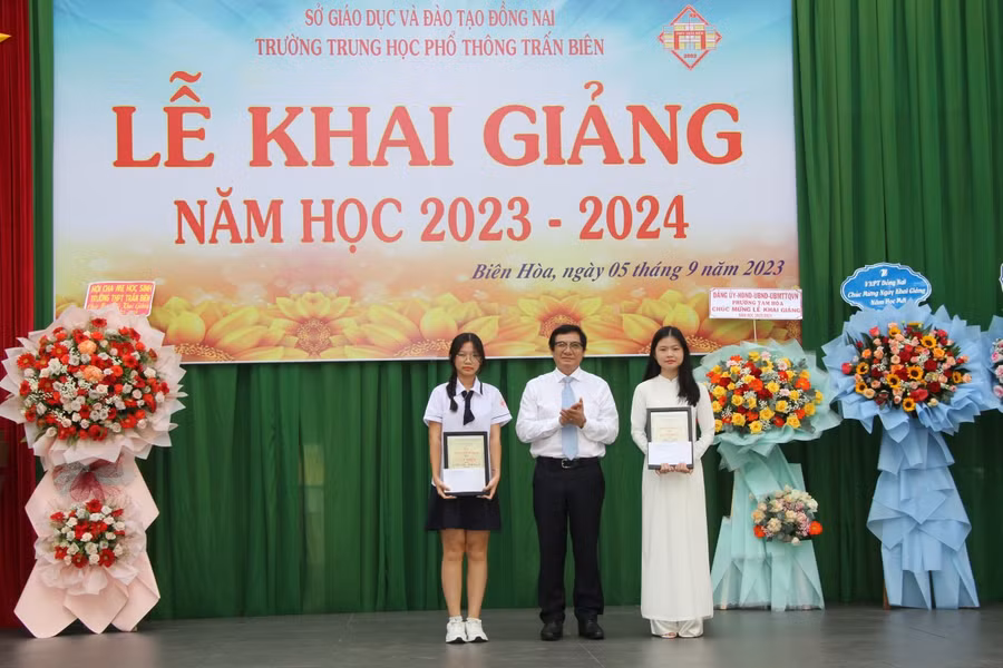 Ông Nguyễn Sơn Hùng, Phó Chủ tịch UBND tỉnh Đồng Nai (giữa) tham dự lễ khai giảng của Trường THPT Trấn Biên. Ảnh: Hoàng Phúc