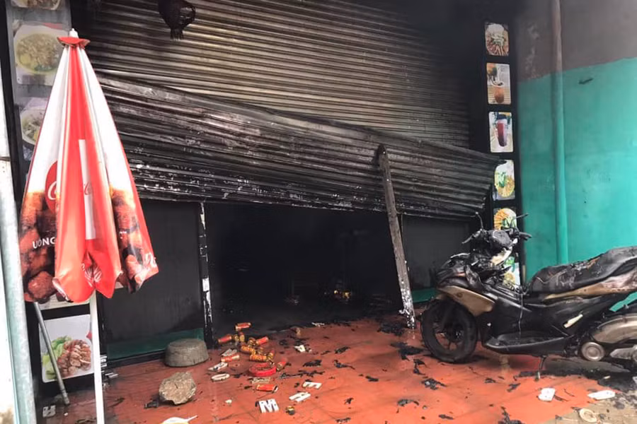 Toàn bộ tài sản trong cửa hàng bị cháy hư hỏng.