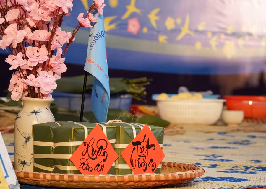 Những sản phẩm mang đậm không khí tết do giáo viên tự tay làm, trang trí tại chương trình.