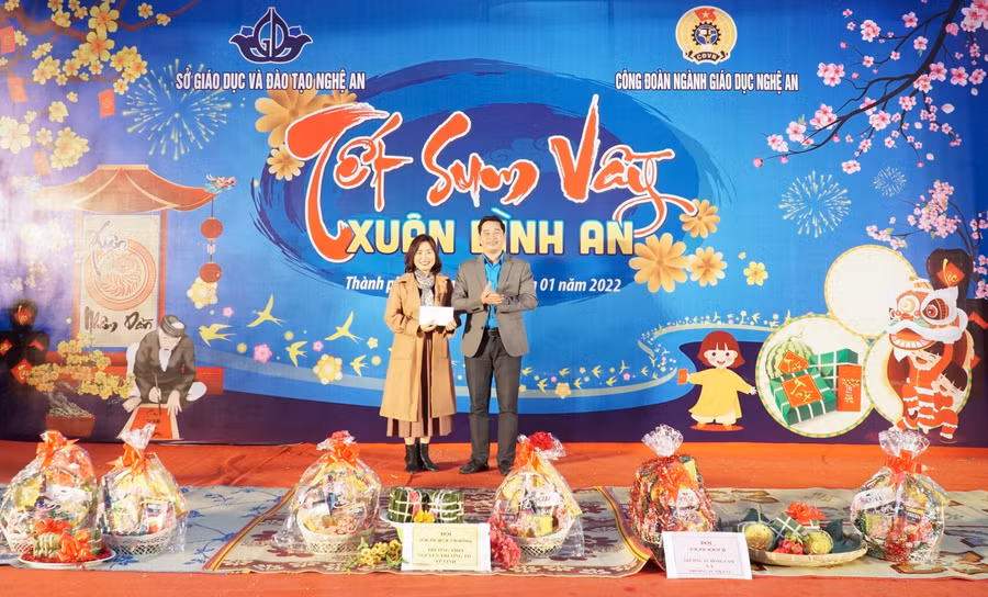 Ban tổ chức trao quà cho đơn vị giành giải Nhất trong chương trình Tết sum vầy - Xuân bình an năm 2022.