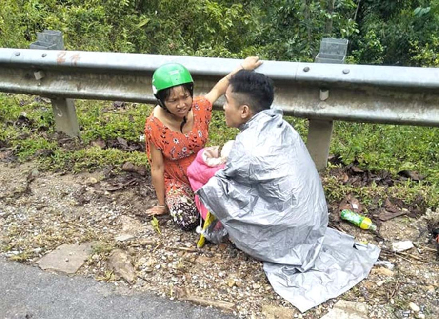 Vợ bất ngờ chuyển dạ trên đường, chồng trẻ trở thành bà đỡ.