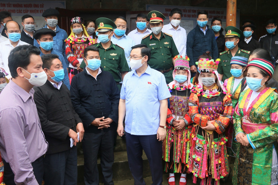 Chủ tịch Quốc hội kiểm tra công tác chuẩn bị bầu cử tại Khu vực bầu cử số 4, thuộc thôn Lô Lô Chải, xã Lũng Cú, huyện Đồng Văn và thăm người dân tại thôn Lô Lô Chải. Ảnh Kim Nhượng Chủ tịch Quốc hội kiểm tra công tác chuẩn bị bầu cử tại Khu vực bầu cử số 4, thuộc thôn Lô Lô Chải, xã Lũng Cú, huyện Đồng Văn và thăm người dân tại thôn Lô Lô Chải. Ảnh Kim Nhượng