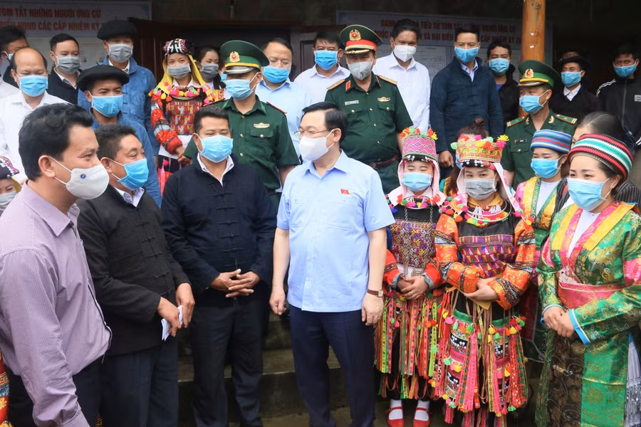 Chủ tịch Quốc hội kiểm tra công tác chuẩn bị bầu cử tại Khu vực bầu cử số 4, thuộc thôn Lô Lô Chải, xã Lũng Cú, huyện Đồng Văn và thăm người dân tại thôn Lô Lô Chải. Ảnh Kim Nhượng