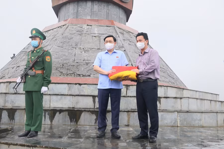 Đồng chí Đặng Quốc Khánh, Bí Thư tỉnh Uỷ, tỉnh Hà Giang (bên phải) trao tặng Chủ tịch Quốc hội lá cờ 54m2 được treo trên cột cờ Quốc gia Lũng Cú. Ảnh Kim Nhượng