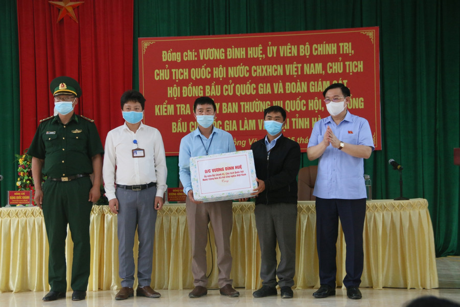 Chủ tịch Quốc hội tặng quà cho cấp ủy, chính quyền xã Lũng Cú. Ảnh Kim Nhượng Chủ tịch Quốc hội tặng quà cho cấp ủy, chính quyền xã Lũng Cú. Ảnh Kim Nhượng