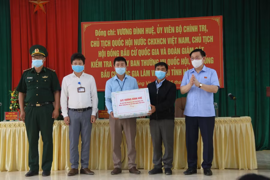 Chủ tịch Quốc hội tặng quà cho cấp ủy, chính quyền xã Lũng Cú. Ảnh Kim Nhượng