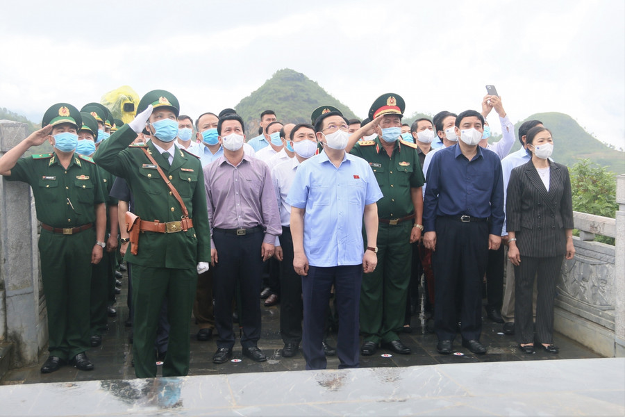 Chủ tịch Quốc hội Vương Đình Huệ cùng đoàn công tác dự lễ chào cờ Tổ quốc tại cột cờ Quốc gia Lũng Cú. Ảnh Kim Nhượng Chủ tịch Quốc hội Vương Đình Huệ cùng đoàn công tác dự lễ chào cờ Tổ quốc tại cột cờ Quốc gia Lũng Cú. Ảnh Kim Nhượng