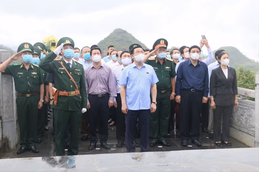 Chủ tịch Quốc hội Vương Đình Huệ cùng đoàn công tác dự lễ chào cờ Tổ quốc tại cột cờ Quốc gia Lũng Cú. Ảnh Kim Nhượng