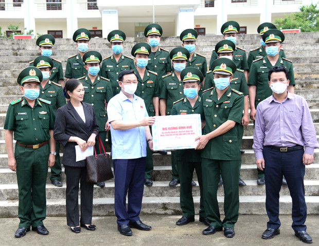 Chủ tịch Quốc Hội tặng quà cho cán bộ, chiến sĩ Đồn Biên phòng Lũng Cú, BĐBP Hà Giang. Ảnh Kim Nhượng Chủ tịch Quốc Hội tặng quà cho cán bộ, chiến sĩ Đồn Biên phòng Lũng Cú, BĐBP Hà Giang. Ảnh Kim Nhượng