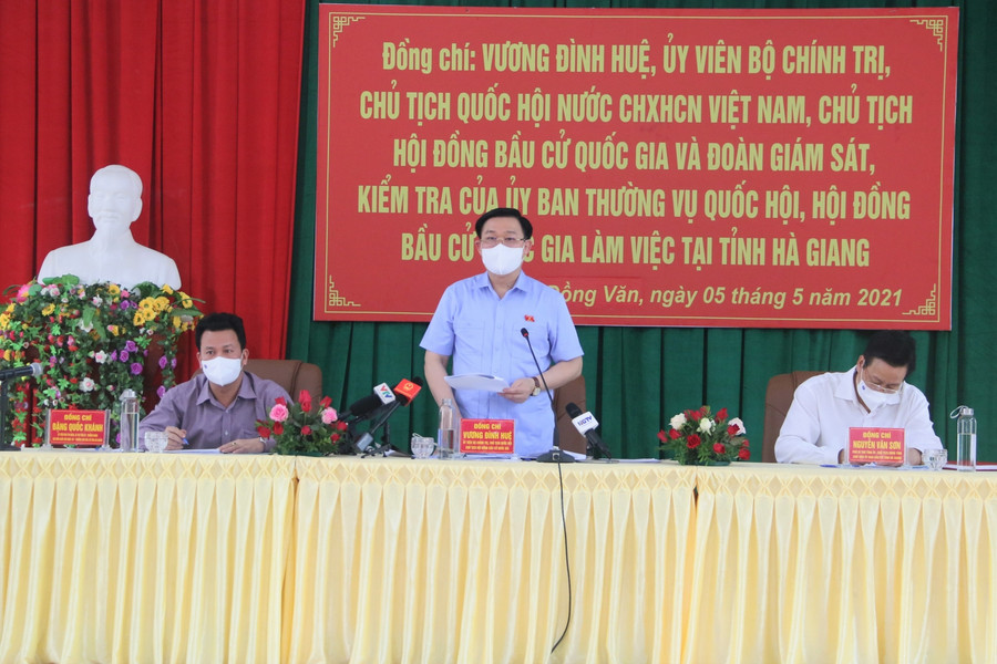 Chủ tịch Quốc hội Vương Đình Huệ, phát biểu chỉ đạo tại buổi làm việc với lãnh đạo tỉnh Hà Giang tại Khu vực bầu cử số 3 xã Lũng Cú, huyện Đồng Văn. Ảnh Kim Nhượng Chủ tịch Quốc hội Vương Đình Huệ, phát biểu chỉ đạo tại buổi làm việc với lãnh đạo tỉnh Hà Giang tại Khu vực bầu cử số 3 xã Lũng Cú, huyện Đồng Văn. Ảnh Kim Nhượng
