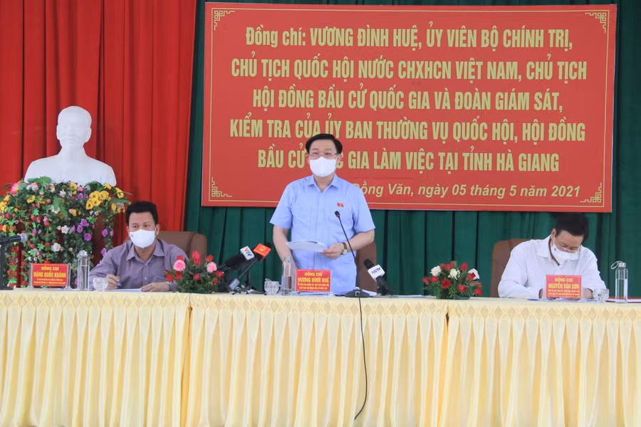 Chủ tịch Quốc hội Vương Đình Huệ, phát biểu chỉ đạo tại buổi làm việc với lãnh đạo tỉnh Hà Giang tại Khu vực bầu cử số 3 xã Lũng Cú, huyện Đồng Văn. Ảnh Kim Nhượng