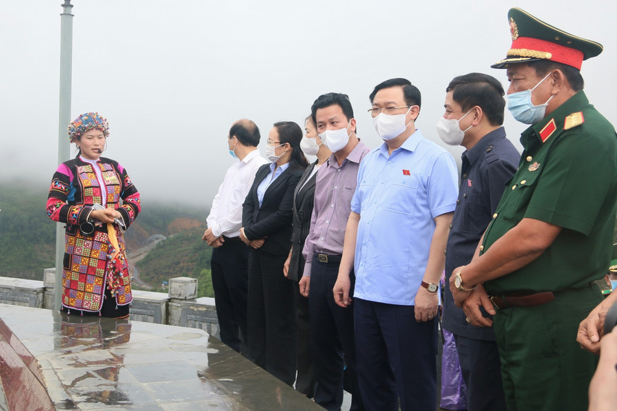 Chủ tịch Quốc Hội Vương Đình Huệ cùng đoàn công tác nghe hướng dẫn viên giới thiệu về lịch sử cột cờ Quốc gia Lũng Cú. Ảnh Kim Nhượng Chủ tịch Quốc Hội Vương Đình Huệ cùng đoàn công tác nghe hướng dẫn viên giới thiệu về lịch sử cột cờ Quốc gia Lũng Cú. Ảnh Kim Nhượng