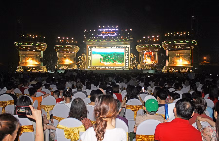 Hàng vạn người tham dự Lễ khai hè Sầm Sơn 2022.