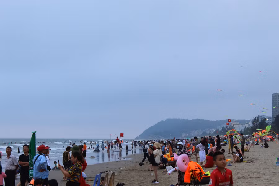 TP Sầm Sơn thu hút rất đông du khách về dạo chơi, tắm biển.