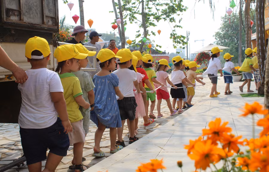 Các bé Trường Mầm non Thanh Xuân Bắc được cô giáo tổ chức xếp thàng hàng ngay ngắn để tránh tình trạng trẻ bị lạc tại khu vực đông người.