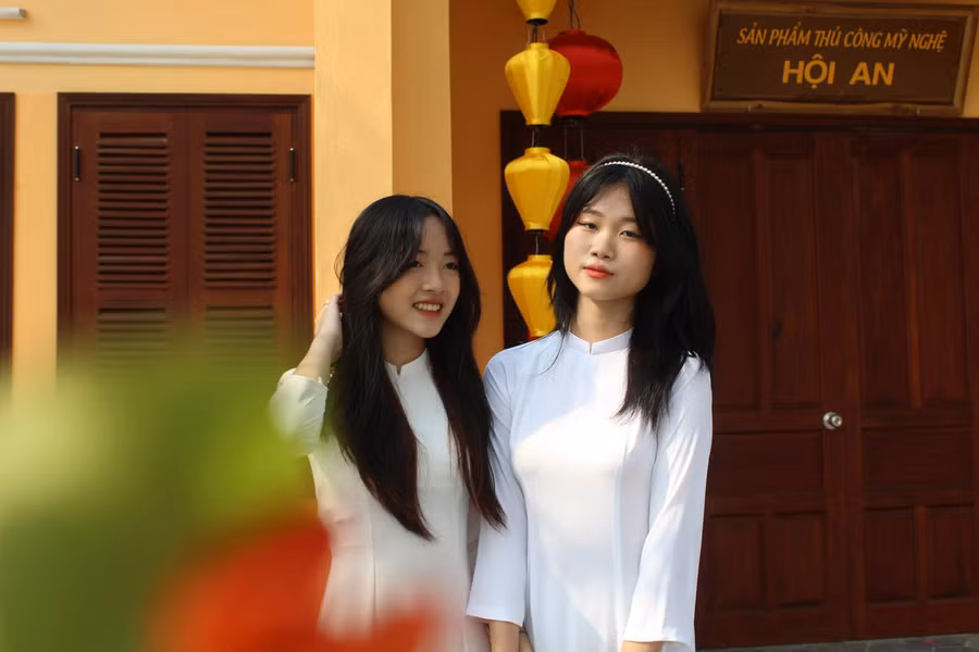 2 nữ sinh Trường THPT Nguyễn Trãi, TP Thanh Hóa thướt tha trong tà áo dài truyền thống.