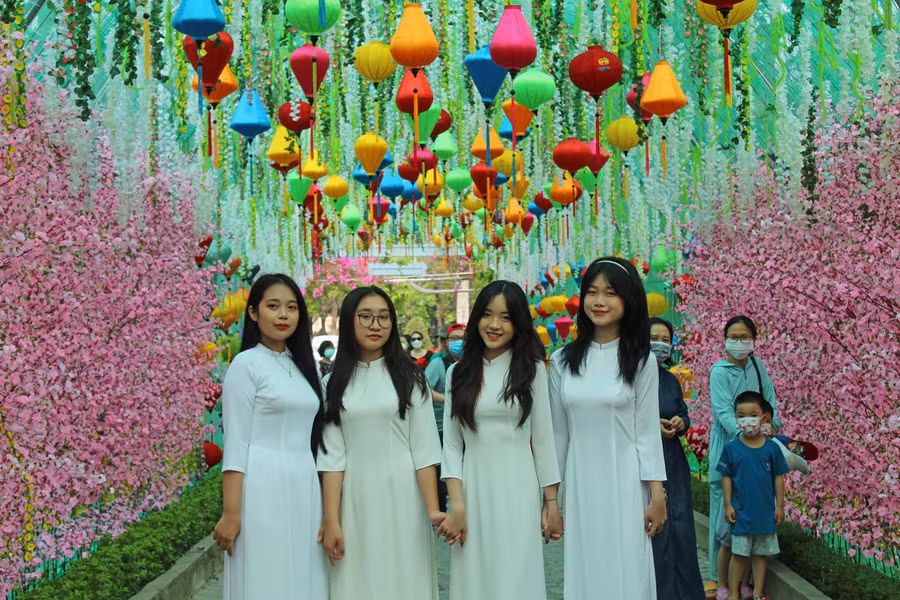 Học sinh Trường THPT Nguyễn Trãi (TP Thanh Hóa) tranh thủ đi tham quan và chụp ảnh kỷ niệm.