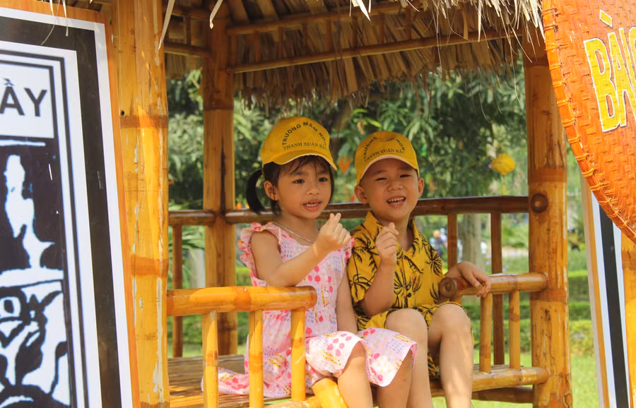 Hai bé Trường Mầm non Thanh Xuân Bắc tạo hình tinh nghịch.