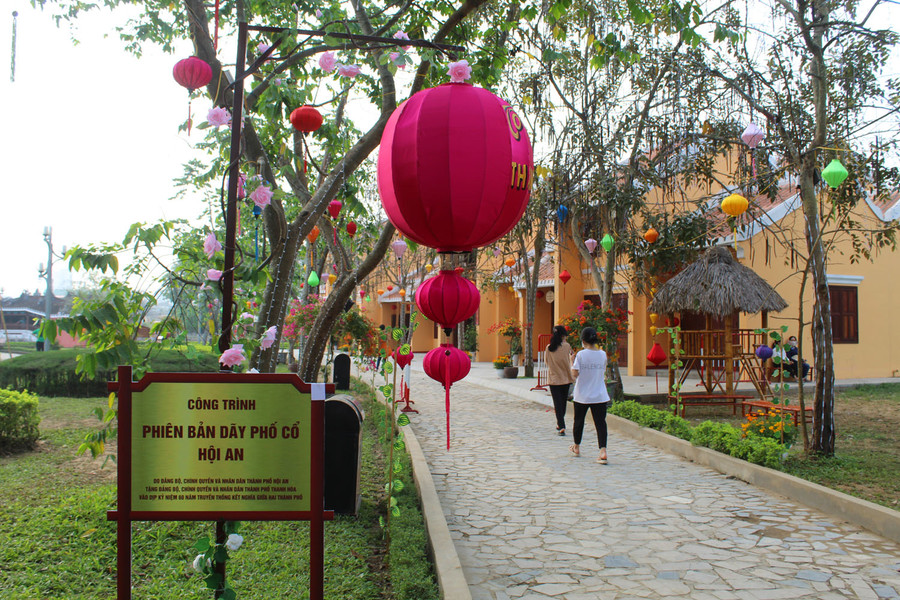 Khu vực lối vào công trình phiên bản phố cổ Hội An vừa được TP Thanh Hóa khánh thành. Khu vực lối vào công trình phiên bản phố cổ Hội An vừa được TP Thanh Hóa khánh thành.