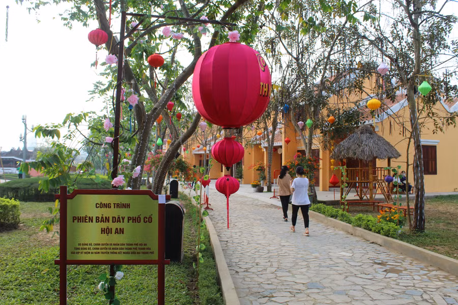 Khu vực lối vào công trình phiên bản phố cổ Hội An vừa được TP Thanh Hóa khánh thành.