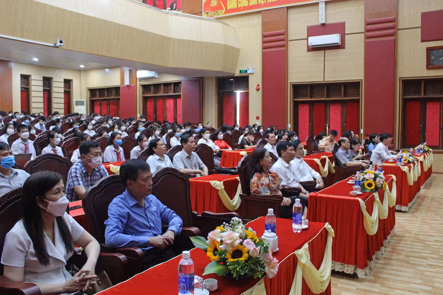 Các đại biểu tham dự buổi lễ khai mạc triển lãm ảnh, tranh cổ động và tuyên truyền lưu động về ATGT.