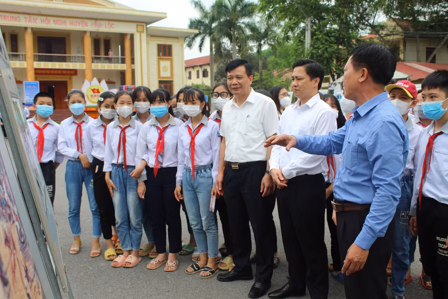 Ông Đỗ Hữu Quyết – Giám đốc Sở TT&amp;TT Thanh Hóa (thứ 3 từ phải sang) cùng lãnh đạo huyện Vĩnh Lộc tham quan khu trung bày triển lãm.